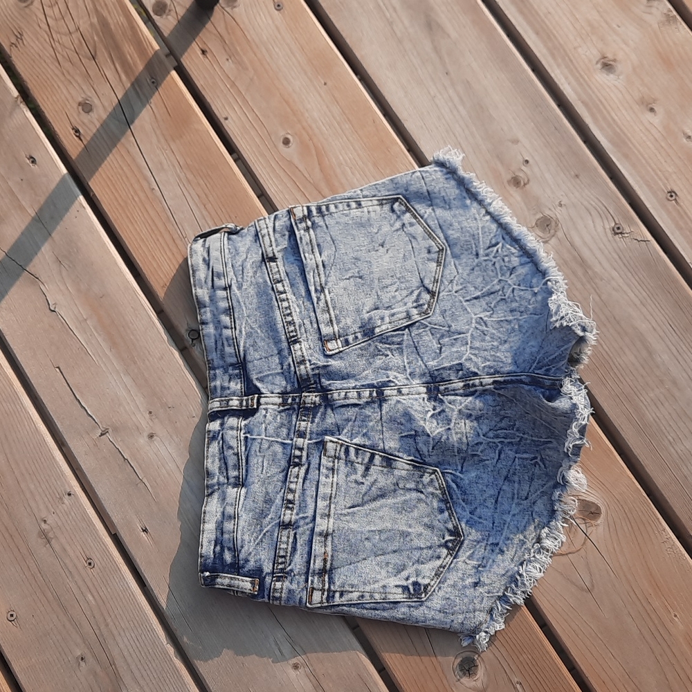 Short shorts - Picture 6 of 9